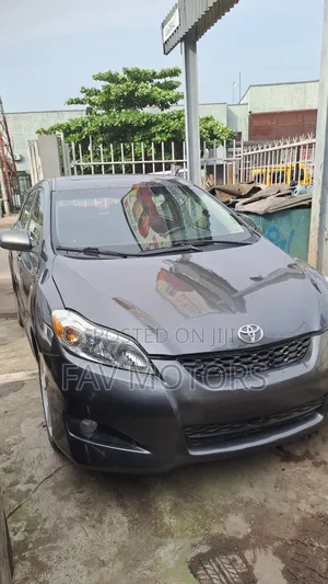 Toyota Matrix S Hatchback FWD (2.4L 4cyl 5A) 2010 Gray