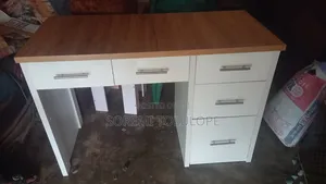 Very Solid Glossy Office Table
