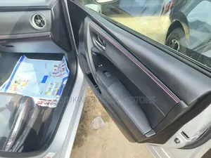 Toyota Corolla SE (1.8L 4cyl 6M) 2018 Silver