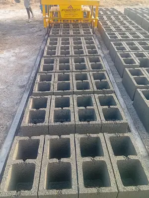 Concrete Block Molding Machine. (3000 Blocks Daily)