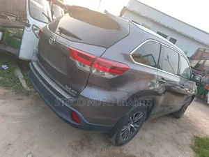 Toyota Highlander XLE V6 4x2 (3.5L 6cyl 6A) 2016 Gray