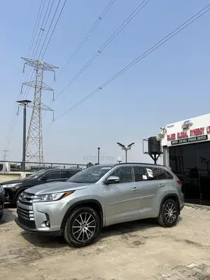 Toyota Highlander SE 4x4 V6 (3.5L 6cyl 8A) 2018 Silver