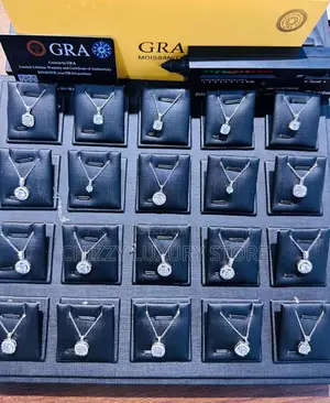 925 Moissanite Quality Luxury Necklace Passes the Diamond Test