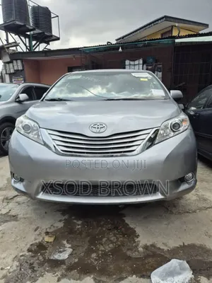 Toyota Sienna LE 8-Passenger 4dr Minivan (3.5L 6cyl 6A) 2015 Silver
