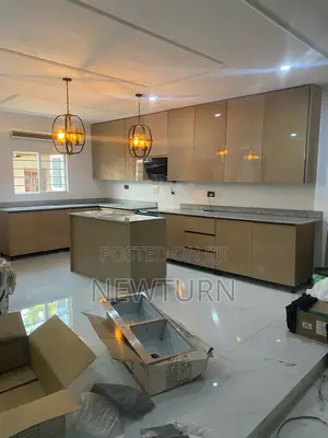 Latest Design of High Gloss Kitchen Cabinets.