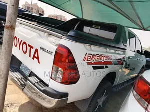 Toyota Hilux 2023 White