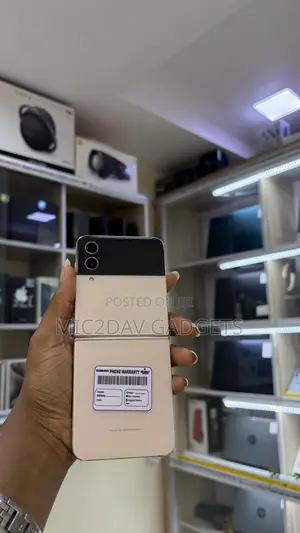 Samsung Galaxy Z Flip4 256 GB Gold