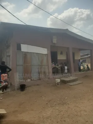 8bdrm Bungalow in Alafia Estate, Oke-Ira / Ogba for sale