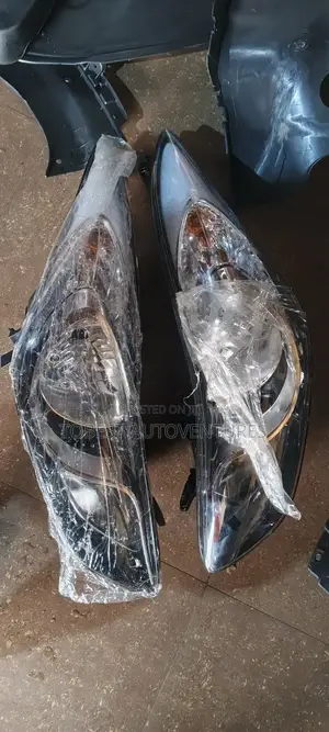 Hyundai Elantra 2012 Headlight Set