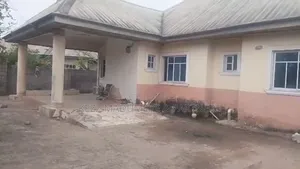 3bdrm Bungalow in Heartland Estate Off for sale