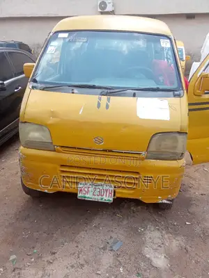 Toyota Regius 2000 Yellow