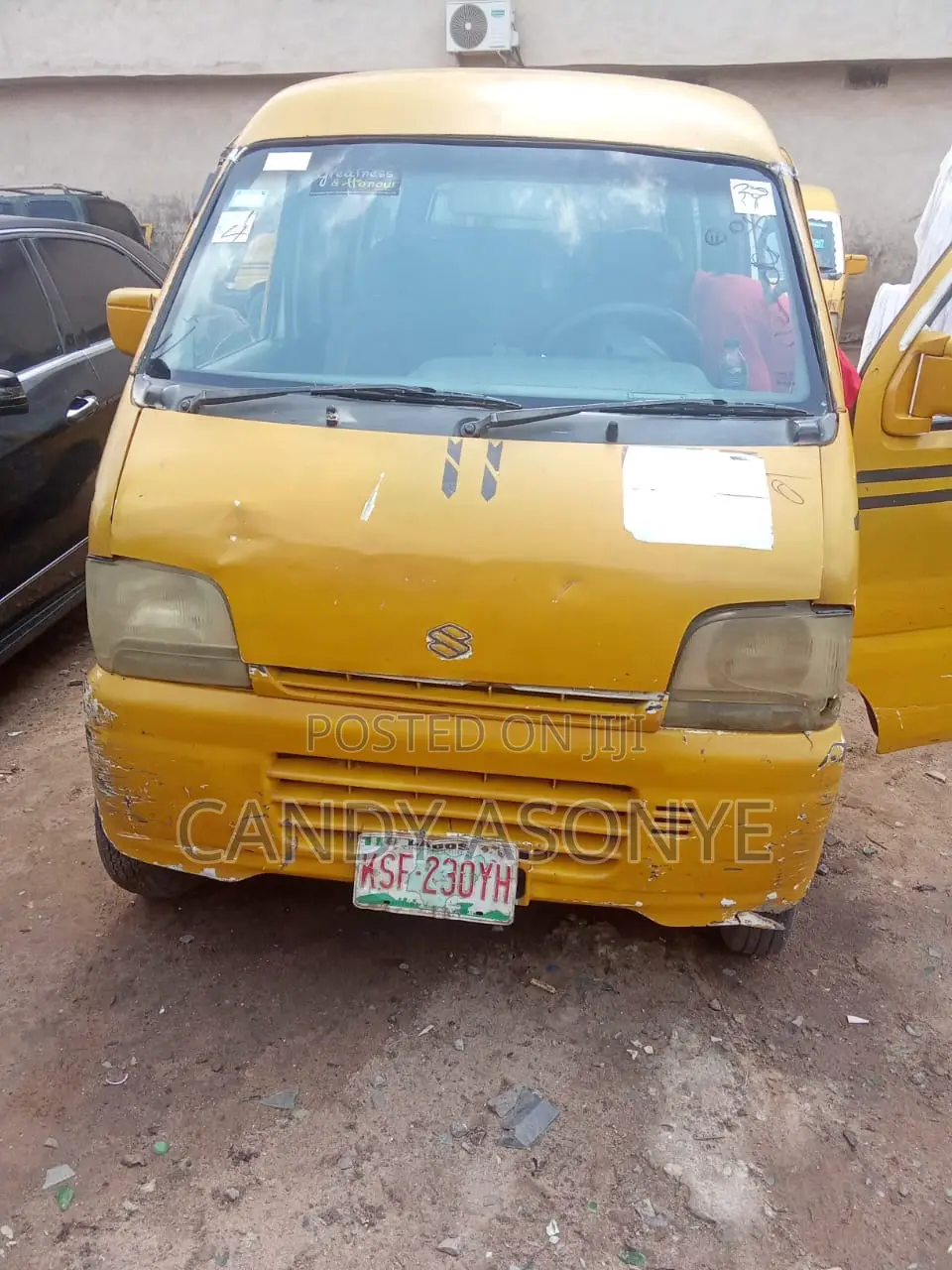 Toyota Regius 2000 Yellow