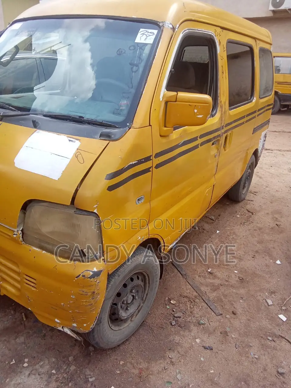 Toyota Regius 2000 Yellow