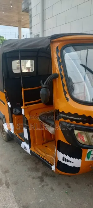 TVS King Cargo 2022 Yellow