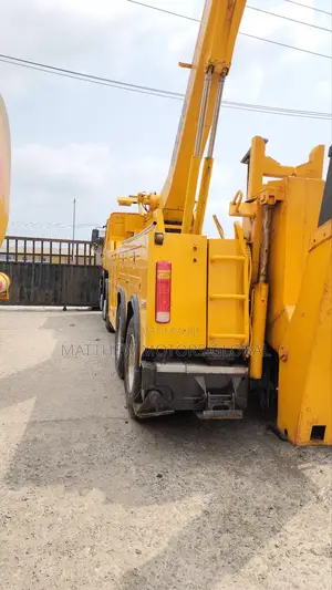First Grade Howo Self Loader Truck 12 Tyres 15tons Crane/ Towing