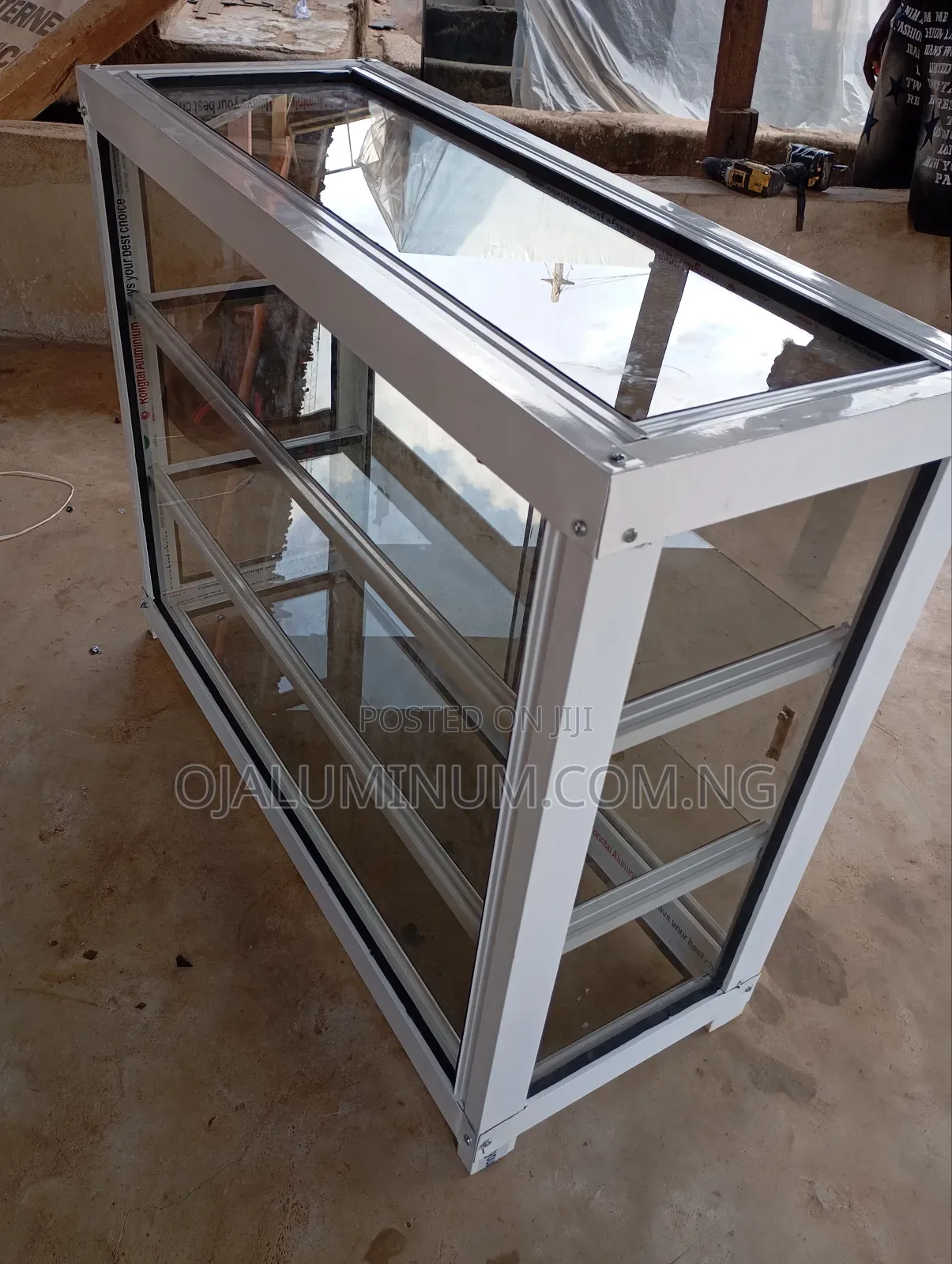 Table Top 3 Steps Solid Showglass (3ft by 2ft and Half)