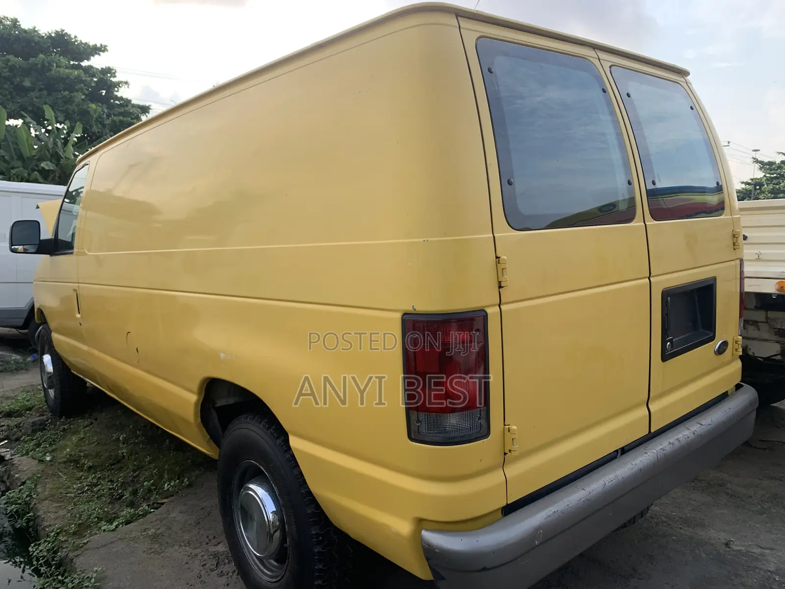 Ford E250 2004 Yellow