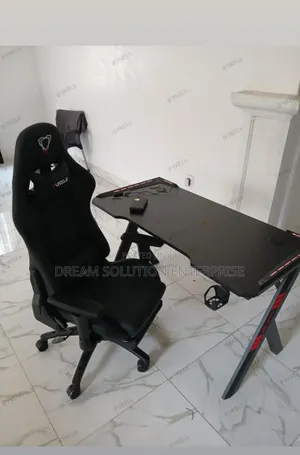 Quality Gaming Chair With Non Adjustable Gaming Table