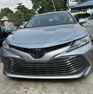 Toyota Camry XLE FWD (2.5L 4cyl 8AM) 2018 Silver
