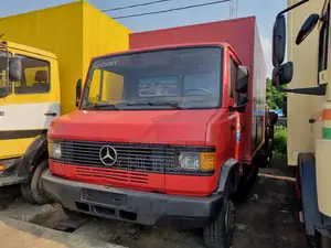 Mercedes Benz 609d Cargo Truck