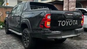New Toyota Hilux 2025 Black