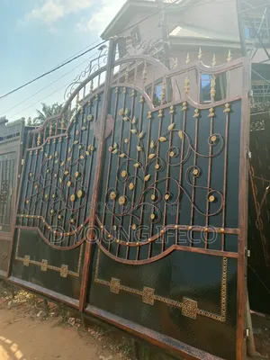 New Moden Wrought Iron Flower Gate