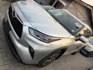Toyota Highlander XLE 2022 Silver