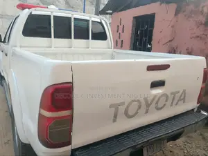 Toyota Hilux 2.5 D-4D 4X4 SRX 2012 White