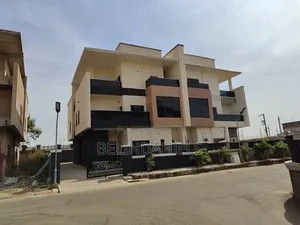 5bdrm Townhouse/Terrace in Idu for sale