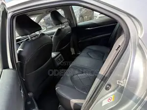 Toyota Camry XLE FWD (2.5L 4cyl 8AM) 2018 Silver