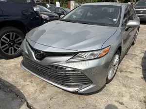 Toyota Camry XLE FWD (2.5L 4cyl 8AM) 2018 Silver