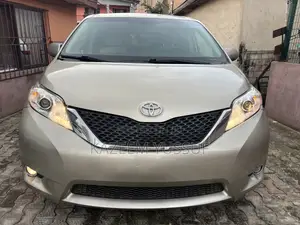 Toyota Sienna LE 8 Passenger (3.5L 6cyl 6A) 2016 Gold