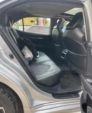 Toyota Camry SE 2021 Silver