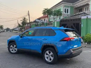 Toyota RAV4 XLE AWD 2019 Blue