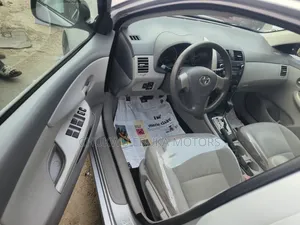 Toyota Corolla LE 4dr Sedan (1.8L 4cyl 4A) 2010 Silver