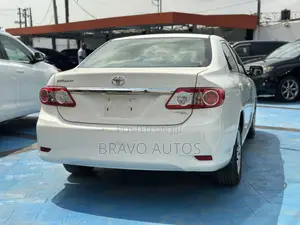 Toyota Corolla LE 4dr Sedan (1.8L 4cyl 4A) 2013 White