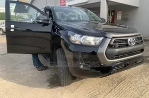 New Toyota Hilux 2025 Black