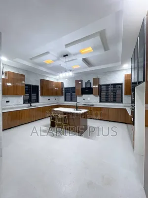7bdrm Mansion in Estate, Gwarinpa for sale