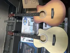 Professional Yamaha Acoustic Guitar With Bag and Belt