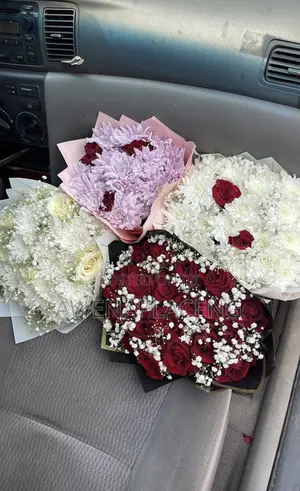 Fresh Roses Flower Bouquet