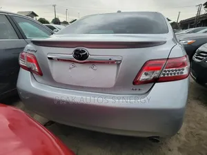 Toyota Camry XLE 4dr Sedan (2.5L 4cyl 6AM) 2010 Silver