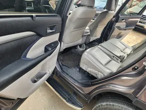 Toyota Highlander XLE 4dr SUV AWD (3.5L 6cyl 6A) 2015 Brown