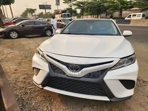 Toyota Camry SE FWD (2.5L 4cyl 8AM) 2018 White