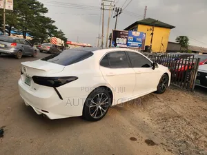 Toyota Camry SE FWD (2.5L 4cyl 8AM) 2018 White