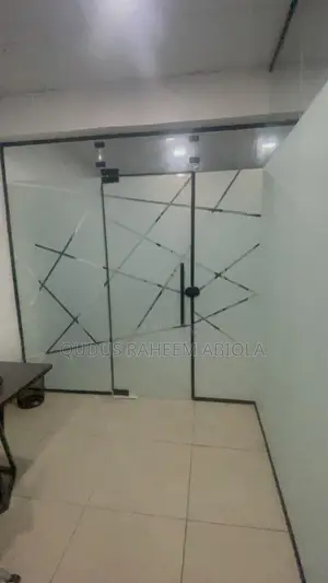 Frameless 10mm Tampered Glass Office Partition