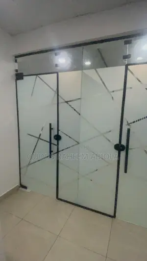 Frameless 10mm Tampered Glass Office Partition