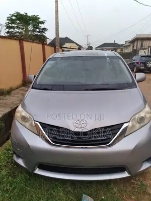 Toyota Sienna 2011 Silver