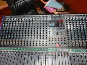 Yamaha 26 Channels Professional Audio Mixer 8 Auxiliary and 4 Group