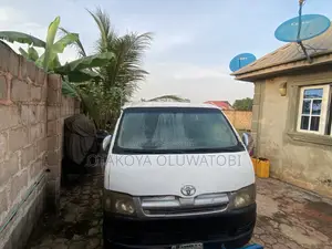 Toyota HiAce 2005 White