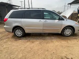 Toyota Sienna LE 8 Passenger 2010 Silver